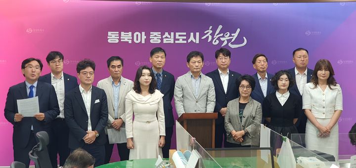 [창원=뉴시스] 강경국 기자 = 더불어민주당 경남 창원시의원들이 2일 국민의힘 의원들이 정순욱 문화환경도시위원장을 윤리위원회에 회부한 것과 관련해 반발 기자회견을 갖고 있다. 2024.09.02. kgkang@newsis.com *재판매 및 DB 금지