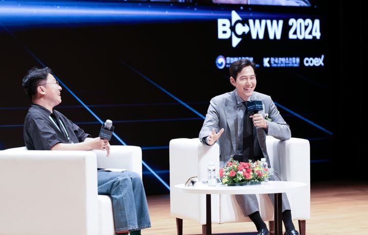 [서울=뉴시스] BCWW 2024 콘퍼런스 '스페셜 세션'에 연사로 참여한 배우 이정재가 글로벌 무대에서의 한국 콘텐츠의 위상에 대해 논하고 있다. (왼쪽부터 김성훈 씨네21 디지털콘텐츠 본부장, 이정재 배우 겸 감독) photo@newsis.com *재판매 및 DB 금지 *재판매 및 DB 금지