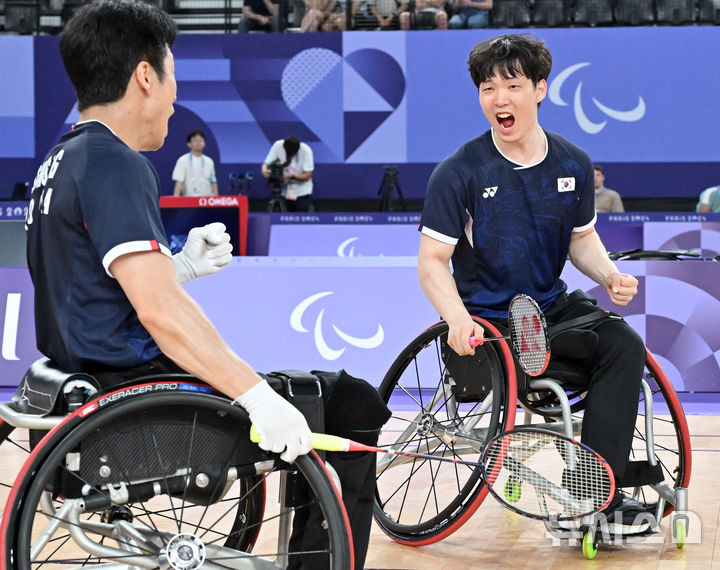 [파리=뉴시스] 사진공동취재단 = 장애인 배드민턴 대표팀 정재군(왼쪽), 유수영이 1일(현지시각) 프랑스 파리 포르트 드 샤펠 아레나에서 열린 2024 파리 패럴림픽 배드민턴 남자 복식 WH1, 2 등급 중국과의 결승전에서 득점에 포효하고 있다. 2024.09.02. photo@newsis.com