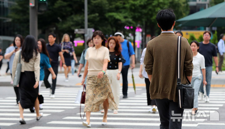 [서울=뉴시스] 김혜진 기자 = 38일만에 서울과 인천의 폭염특보가 해제되면서 서울 아침 기온이 24도를 기록한 2일 오전 서울 종로구 광화문네거리에서 시민들이 이동하고 있다. 2024.09.02. jini@newsis.com