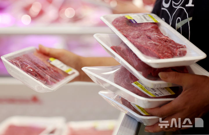 [서울=뉴시스] 김진아 기자 = 서울시내 한 대형마트 한우 판매 모습. 2024.09.02. bluesoda@newsis.com