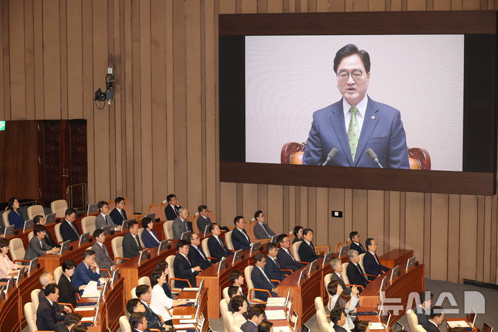 [서울=뉴시스] 고승민 기자 = 한덕수 국무총리 등 국무위원들이 2일 서울 여의도 국회에서 열린 제22대 국회 개원식 겸 제418회 국회(정기회) 개회식에서 우원식 국회 의장의 개회사를 듣고 있다. 2024.09.02. kkssmm99@newsis.com