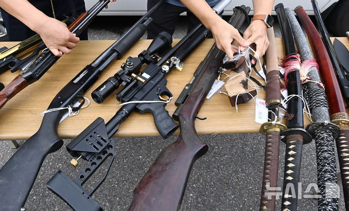 [수원=뉴시스] 김종택 기자 = 불법무기류 자진신고 기간인 2일 경기도 수원남부경찰서 범죄예방질서계 관계자들이 보관중인 총기류 등을 살펴보고 있다.&nbsp; 이번 자진신고 대상은 허가 없이 소지하고 있거나, 소지 허가가 취소된 총기, 화약류(화약·폭약·실탄·포탄), 도검, 분사기, 전자충격기, 석궁 등이다. 2024.09.02. jtk@newsis.com