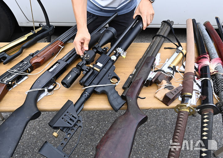 [수원=뉴시스] 김종택 기자 = 불법무기류 자진신고 기간인 2일 경기도 수원남부경찰서 관계자들이 보관중인 총기류 등을 살펴보고 있다. 2024.09.02. jtk@newsis.com