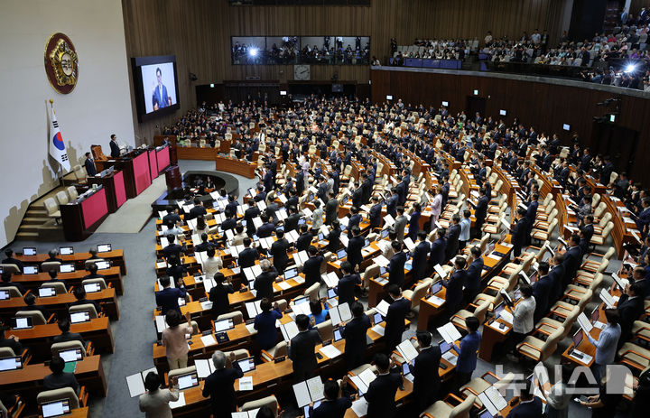 [서울=뉴시스] 권창회 기자 = 2일 오후 서울 여의도 국회에서 열린 제22대 국회 개원식 겸 9월 정기국회 개회식에서 우원식 국회의장을 비롯한 여야 의원들이 국회의원 선서를 하고 있다. 2024.09.02. kch0523@newsis.com