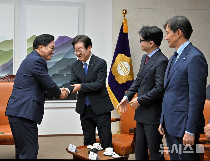 [서울=뉴시스] 국회사진기자단 = 우원식 국회의장이 2일 오후 서울 여의도 국회본청 의장접견실에서 열린 제22대국회 개원식 겸 정기회 개회식 사전환담에서 이재명 더불어민주당 대표와 인사하고 있다. (왼쪽부터)우 의장, 이 대표, 한동훈 국민의힘 대표, 조국 조국혁신당 대표. 2024.09.02. photo@newsis.com