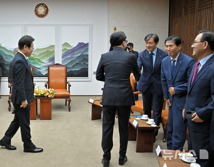 [서울=뉴시스] 국회사진기자단 = 한동훈 국민의힘 대표와 조국 조국혁신당 대표가 2일 오후 서울 여의도 국회본청 의장접견실에서 열린 제22대국회 개원식 겸 정기회 개회식 사전환담에서 인사하고 있다. 2024.09.02. photo@newsis.com