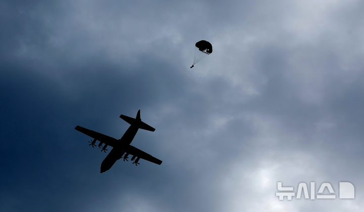[포항=뉴시스] 이무열 기자 = 지난해 9월 2일 오후 경북 포항시 북구 조사리간이해변에서 열린 한·미 연합 ‘2024년 쌍룡훈련 결정적 행동’에서 공군 C-130 수송기에서 해병대 장병이 강하하고 있다. 2025.08.31. lmy@newsis.com