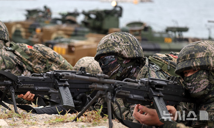 [포항=뉴시스] 이무열 기자 = 2일 오후 경북 포항시 북구 조사리간이해변에서 열린 한·미 연합 ‘2024년 쌍룡훈련 결정적 행동’에서 해병대원들이 사주경계를 하고 있다. 2024.09.05. lmy@newsis.com