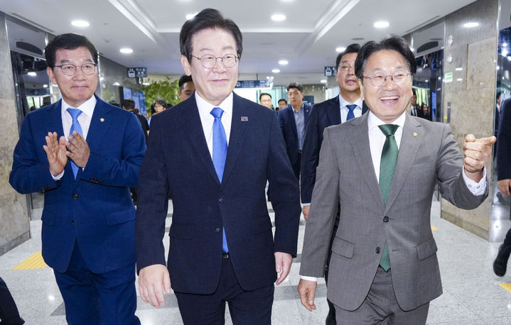 [서울=뉴시스] 2일 오전 서울 국회의원회관에서 열린 '광주의 날' 행사에서 강기정 광주시장과 이재명 민주당 대표가 걷고 있다. (사진=광주시청 제공). photo@newsis.com *재판매 및 DB 금지