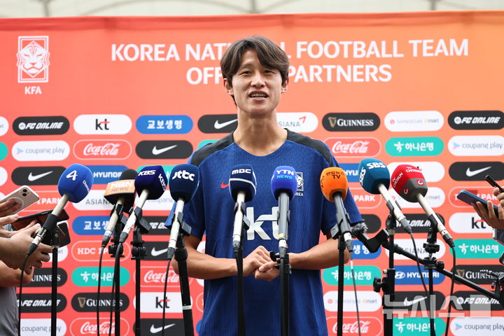 [고양=뉴시스] 김금보 기자 = 대한민국 축구 국가대표팀 이재성이 2일 오후 경기 고양시 고양종합운동장에서 공개훈련에 앞서 인터뷰를 하고 있다. 대표팀은 오는 5일 서울 상암월드컵경기장에서 팔레스타인과 2026 국제축구연맹(FIFA) 북중미 월드컵 3차 예선 1차전을 치른다. 2024.09.02. kgb@newsis.com