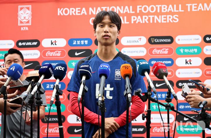 [고양=뉴시스] 김금보 기자 = 대한민국 축구 국가대표팀 엄지성이 2일 오후 경기 고양시 고양종합운동장에서 공개훈련에 앞서 인터뷰를 하고 있다. 대표팀은 오는 5일 서울 상암월드컵경기장에서 팔레스타인과 2026 국제축구연맹(FIFA) 북중미 월드컵 3차 예선 1차전을 치른다. 2024.09.02. kgb@newsis.com