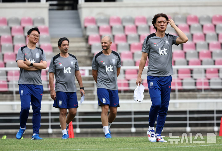 [고양=뉴시스] 김금보 기자 = 홍명보 대한민국 축구 국가대표팀 감독이 지난 2일 오후 경기 고양시 고양종합운동장에서 공개훈련을 진행하고 있다. 대표팀은 오는 5일 서울 상암월드컵경기장에서 팔레스타인과 2026 국제축구연맹(FIFA) 북중미 월드컵 3차 예선 1차전을 치른다. 2024.09.02. kgb@newsis.com