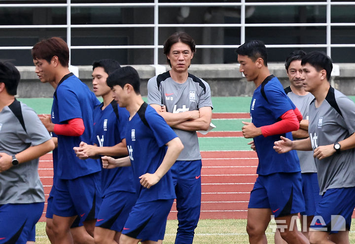 [고양=뉴시스] 김금보 기자 = 홍명보 대한민국 축구 국가대표팀 감독이 지난 2일 오후 경기 고양시 고양종합운동장에서 공개훈련을 진행하고 있다. 대표팀은 오는 5일 서울 상암월드컵경기장에서 팔레스타인과 2026 국제축구연맹(FIFA) 북중미 월드컵 3차 예선 1차전을 치른다. 2024.09.02. kgb@newsis.com