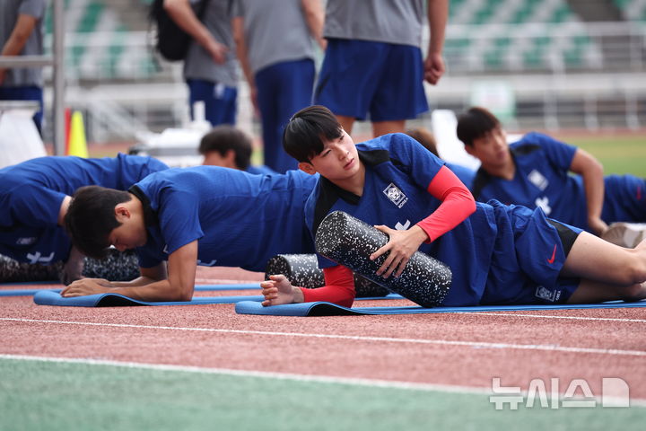 [고양=뉴시스] 김금보 기자 = 대한민국 축구 국가대표팀 양민혁이 2일 오후 경기 고양시 고양종합운동장에서 훈련을 하고 있다. 대표팀은 오는 5일 서울 상암월드컵경기장에서 팔레스타인과 2026 국제축구연맹(FIFA) 북중미 월드컵 3차 예선 1차전을 치른다. 2024.09.02. kgb@newsis.com