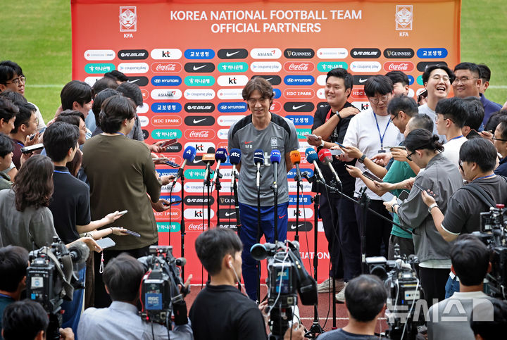 [고양=뉴시스] 김금보 기자 = 홍명보 대한민국 축구 국가대표팀 감독이 지난 2일 오후 경기 고양시 고양종합운동장에서 공개훈련에 앞서 가진 인터뷰에서 웃음 짓고 있다. 대표팀은 오는 5일 서울 상암월드컵경기장에서 팔레스타인과 2026 국제축구연맹(FIFA) 북중미 월드컵 3차 예선 1차전을 치른다. 2024.09.02. kgb@newsis.com