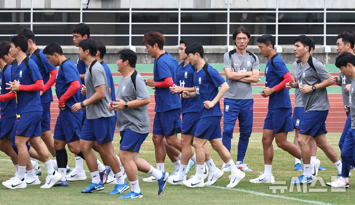 [고양=뉴시스] 김금보 기자 = 홍명보 대한민국 축구 국가대표팀 감독이 지난 2일 오후 경기 고양시 고양종합운동장에서 열린 공개훈련에서 선수들을 지켜보고 있다. 대표팀은 오는 5일 서울 상암월드컵경기장에서 팔레스타인과 2026 국제축구연맹(FIFA) 북중미 월드컵 3차 예선 1차전을 치른다. 2024.09.02. kgb@newsis.com