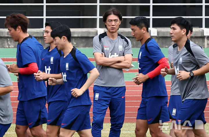 [고양=뉴시스] 김금보 기자 = 홍명보 대한민국 축구 국가대표팀 감독이 지난 2일 오후 경기 고양시 고양종합운동장에서 열린 공개훈련에서 선수들을 지켜보고 있다. 대표팀은 오는 5일 서울 상암월드컵경기장에서 팔레스타인과 2026 국제축구연맹(FIFA) 북중미 월드컵 3차 예선 1차전을 치른다. 2024.09.02. kgb@newsis.com