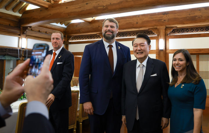 [서울=뉴시스] 최진석 기자 = 윤석열 대통령이 2일 청와대 상춘재에서 열린 미국 연방 상원의원단 부부초청 만찬에서 상원의원들과 기념촬영하고 있다. (사진=대통령실 제공) 2024.09.02. photo@newsis.com *재판매 및 DB 금지