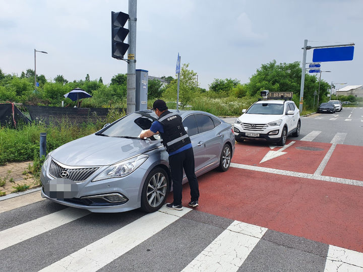 [진천=뉴시스] 진천군 불법주정차 단속활동. (사진=진천군 제공) 2024.09.03. photo@newsis.com  *재판매 및 DB 금지