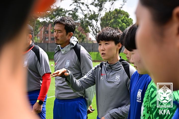 [서울=뉴시스] '2024 국제축구연맹(FIFA) U-20 월드컵' 조별리그 2차전을 앞두고 있는 한국 여자 20세 이하(U-20) 대표팀 박윤정 감독. (사진=대한축구협회 제공) 2024.09.03. *재판매 및 DB 금지