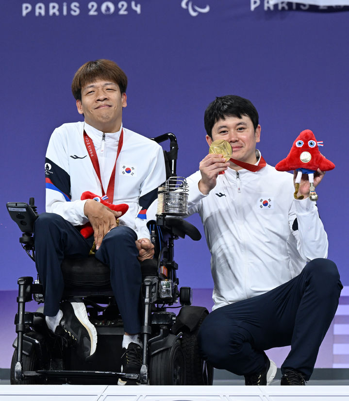 [서울=뉴시스] 정호원이 2일(현지시각) 프랑스 파리 사우스 아레나에서 열린 보치아 남자 개인전(스포츠등급 BC3) 결승에서 호주의 대니얼 미셸을 4엔드 합산 점수 5-2(3-0 1-0 0-2 1-0)로 꺾고 우승한 뒤 시상식에서 포즈를 취하고 있다. (사진 = 대한장애인체육회 제공)  *재판매 및 DB 금지