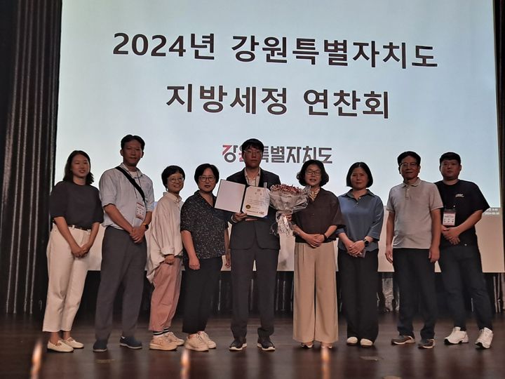 [삼척=뉴시스] 삼척시는 최근 지역 내에서 열린 ‘2024년 지방세정 연찬회’에서 우수지자체로 선정돼 우수상을 수상 후 기념사진을 찍고 있다. (사진=삼척시 제공 *재판매 및 DB 금지