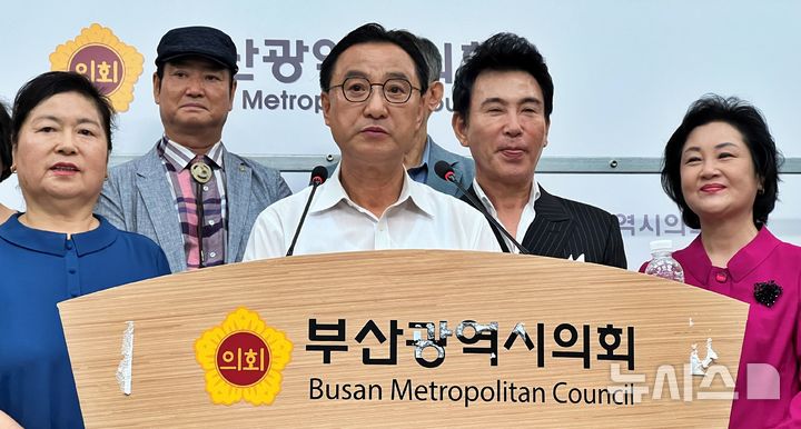 [부산=뉴시스] 원동화 기자 = 최봉환 금정구의원(가운데)이 3일 부산시의회 브리핑룸에서 기자회견을 열고 금정구청장 보궐선거에 출마한다고 밝혔다. 2024.09.03. dhwon@newsis.com 