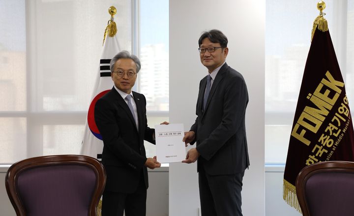 [서울=뉴시스] (왼쪽부터)기념 촬영하는 최진식 한국중견기업연합회(중견련) 회장과 권기섭 경제사회노동위원회 위원장. 2024.09.03. (사진=중견련 제공) *재판매 및 DB 금지