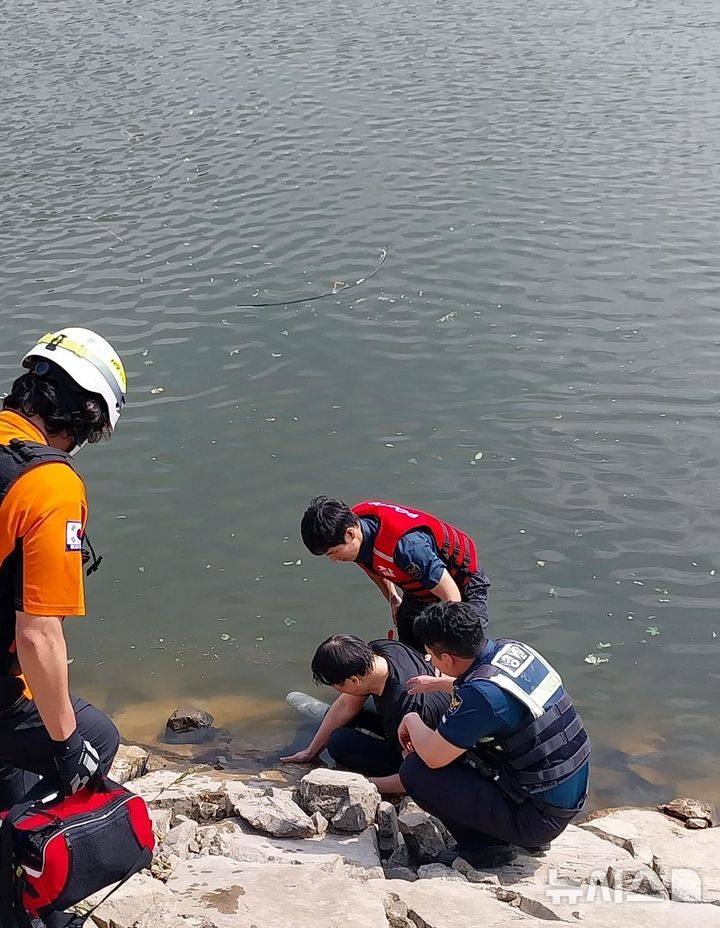 경주 외동 저수지에 추락한 차량 운전자 구조 현장 