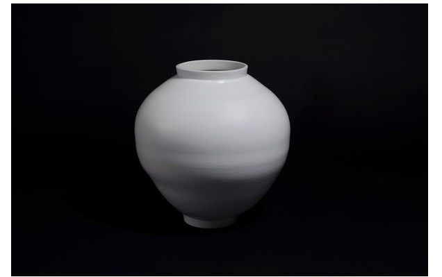 강민수, 달항아리, 2022, Yanggu white porcelain and wood kiln firing, 59.8×57.2×21.5cm. *재판매 및 DB 금지