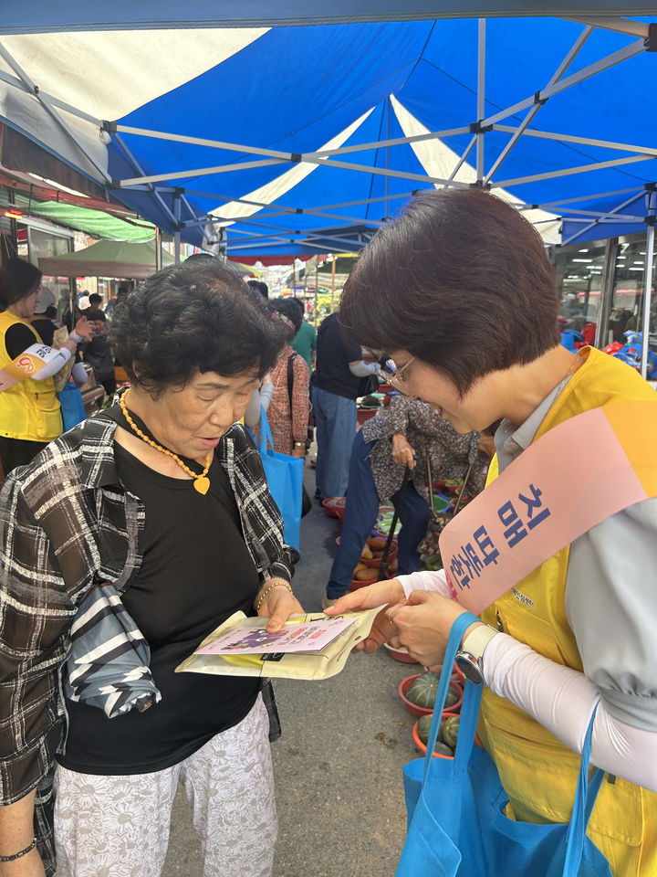 [밀양=뉴시스] 안지율 기자 = 밀양시외버스터미널 인근 오일장에서 열린 치매 극복 캠페인을 하고 있다. (사진=밀양시 제공) 2024.09.03. photo@newsis.com  *재판매 및 DB 금지