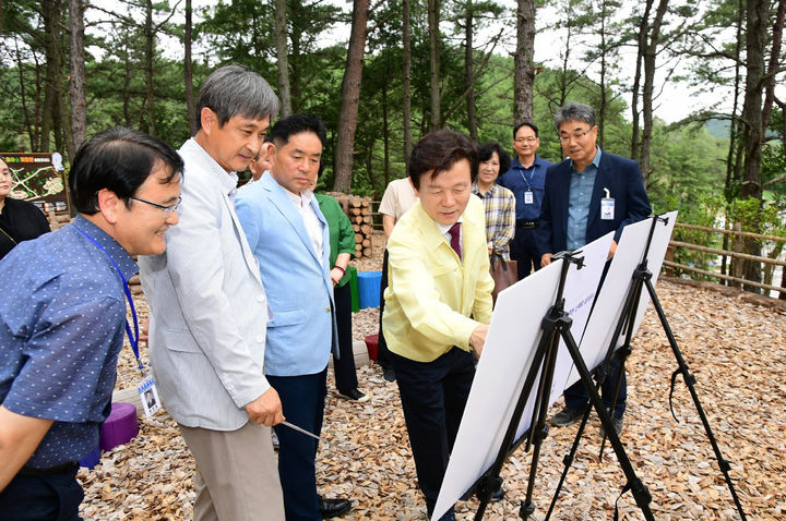 [진주=뉴시스]조규일 진주시장, 진양호 꿈키움동산 주변 산책로 설치공사현장점검. *재판매 및 DB 금지