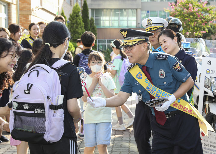 대전경찰청이 3일 오전 8시 대전 유성구 반석초등학교 앞에서 방학을 마치고 등교하는 초등학생을 대상으로 어린이 교통사고와 학교폭력 예방 캠페인을 실시했다.(사진=대전경찰청 제공) *재판매 및 DB 금지