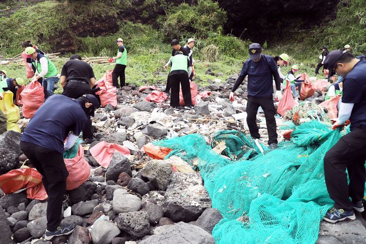 [제주=뉴시스] 오영재 기자 = 제주해양경찰청이 진에어·가톨릭아동청소년재단과 함께 3일 오후 제주시 한경면 차귀도에서 깨끗한 바다 환경을 위한 해양 정화 활동을 전개하고 있다. (사진=제주해양경찰청 제공) 2024.09.03. photo@newsis.com *재판매 및 DB 금지