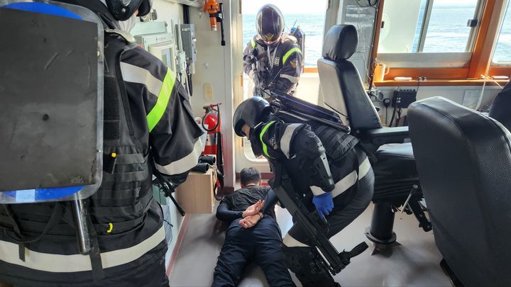 [속초=뉴시스] 속초해경이 지난해 9월 3일 속초항에서 테러 세력 진압, 선박 화재 진화 및 해상익수자 훈련을 실시됐다. (사진=속초해경 제공) *기사와 직접 관련 없음 *재판매 및 DB 금지
