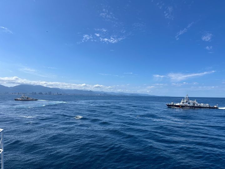 [속초=뉴시스]속초해경이 속초항에서 테러 위협 사항 확인 및 상황 전파를 시작으로 접근 차단을 위한 선회기동, 미확인 선박 등선, 테러 세력 진압, 선박 화재 진화 및 해상익수자 훈현을 진행됐다. (사진=속초해견 제공) *재판매 및 DB 금지