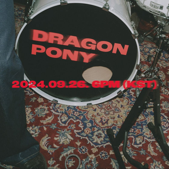 [서울=뉴시스] 밴드 '드래곤포니(Dragon Pony)의 팀 로고와 무드 포토. (사진=안테나 제공) 2024.09.03 photo@newsis.com *재판매 및 DB 금지