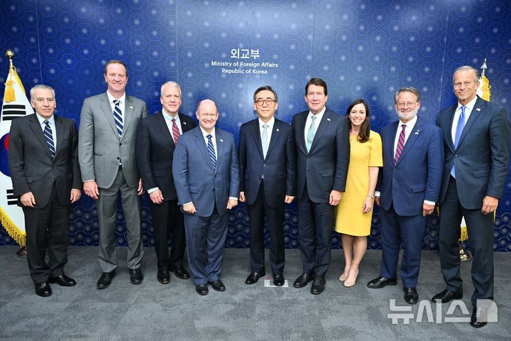 [서울=뉴시스] 조태열 외교부 장관은 3일 오후 방한 중인 공화당의 빌 해거티 테네시주 의원을 비롯한 미국 연방 상원의원단을 면담하고 한미 관계와 한반도 문제 등 상호 관심사에 대해 의견을 교환했다. (사진= 외교부 제공) 2023.09.03. photo@newsis.com