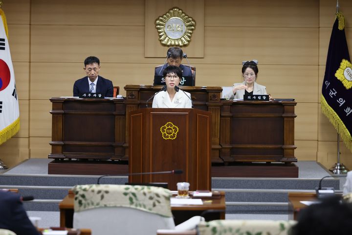 [부여=뉴시스]조명휘 기자 = 장소미(국민의힘·비례) 충남 부여군의원이 3일 개회한 제286회 임시회 제1차 본회의 5분발언에서 반려인 유인정책과 관광인프라 구축 필요성을 강조하고 있다. (사진= 부여군의회 제공) 2024.09.03. photo@newsis.com *재판매 및 DB 금지