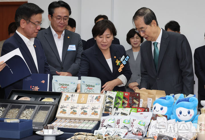 [서울=뉴시스] 김명원 기자 = 한덕수 국무총리와 송미령 농림축산식품부 장관 및 국무위원들이 3일 오전 서울 종로구 정부서울청사에서 국무회의에 앞서 열린 쌀 가공제품(쿠키, 빵, 과자류, 음료, 한과), 과일, 전북, 해조류 등 농수산식품 소비촉진 및 추석 민생 선물세트 홍보 행사에서 제품을 살펴보며 시식을 하고 있다. 2024.09.03. kmx1105@newsis.com