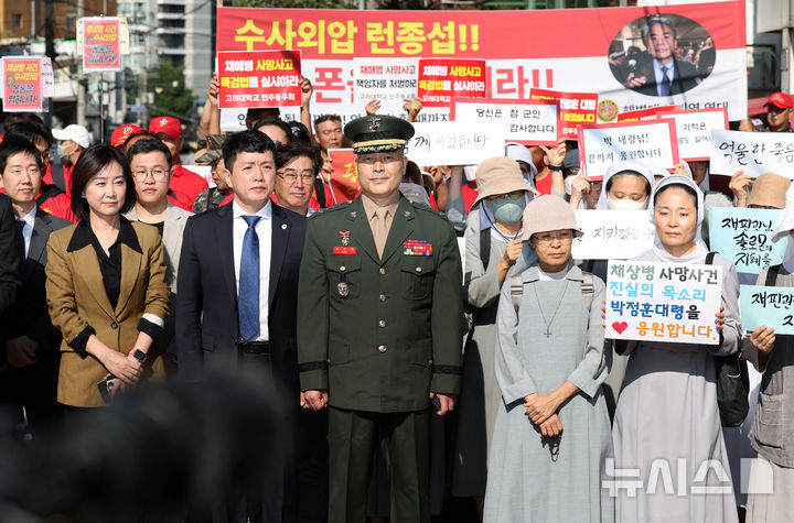 [서울=뉴시스] 홍효식 기자 = 채 상병 순직 사건을 수사하다가 보직 해임된 박정훈(대령) 전 해병대 수사단장이 3일 오전 서울 용산구 중앙지역군사법원에서 열리는 항명과 상관 명예훼손 혐의에 대한 7차 공판 출석에 앞서 기자회견에 참석해 있다. 2024.09.03. yesphoto@newsis.com