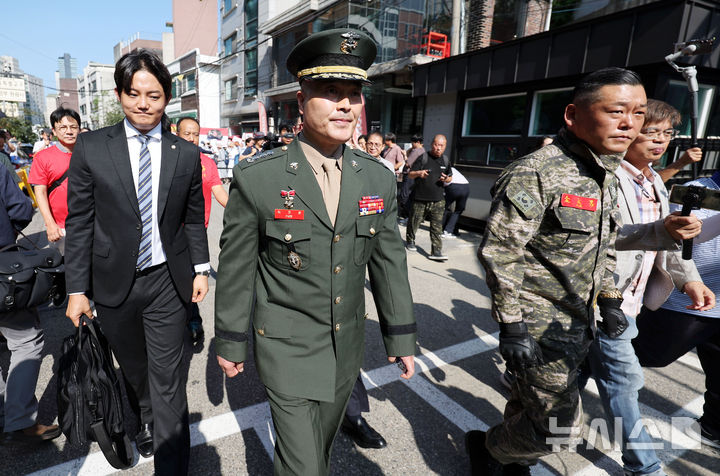 [서울=뉴시스] 홍효식 기자 = 채 상병 순직 사건을 수사하다가 보직 해임된 박정훈(대령) 전 해병대 수사단장이 3일 오전 서울 용산구 중앙지역군사법원에서 열리는 항명과 상관 명예훼손 혐의에 대한 7차 공판에 출석하고 있다. 2024.09.03. yesphoto@newsis.com