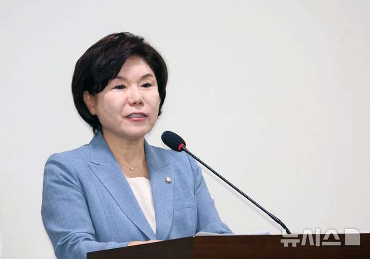 [서울=뉴시스] 고승민 기자 = 조은희 국민의힘 의원이 지난해 9월3일 서울 여의도 국회 의원회관에서 열린 딥페이크 디지털 성범죄 예방과 대응책 마련을 위한 정책토론회에서 개회사를 하고 있다. 2024.09.03. kkssmm99@newsis.com