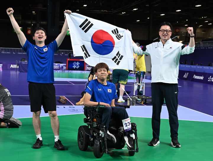 [서울=뉴시스] 정호원이 2일(현지시각) 프랑스 파리 사우스 아레나1에서 열린 2024 파리 패럴림픽 보치아 남자 개인전(스포츠등급 BC3) 결승전에서 승리한 뒤 기뻐하고 있다. 왼쪽부터 김승겸 경기 파트너 겸 대표팀 코치, 정호원, 임광택 감독.  정호원은 보치아 남자 개인전(스포츠등급 BC3) 결승전에서 호주의 대니얼 미셸을 4엔드 합산 점수 5-2(3-0 1-0 0-2 1-0)로 꺾고 우승했다. (사진=대한장애인체육회 제공) 2024.09.03. photo@newsis.com *재판매 및 DB 금지