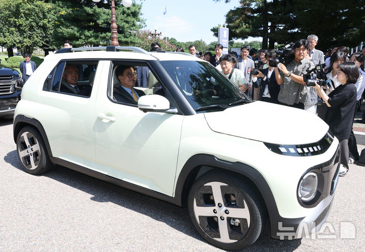 [서울=뉴시스] 고승민 기자 = 우원식 국회의장과 강기정 광주시장이 3일 서울 여의도 국회에서 열린 '국회, 광주의 날' 캐스퍼 EV 탑승식에서 시승하고 있다. 2024.09.03. kkssmm99@newsis.com