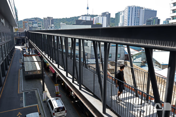 [서울=뉴시스] 김금보 기자 = 3일 서울 종로구 세운상가 공중 보행로에서 시민들이 이동하고 있다. 서울 종로구 세운상가 공중 보행로가 철거된다. 서울시에 따르면 시는 삼풍상가·호텔PJ 구간의 공중 보행로를 철거하는 방안과 관련해 이달 중 주민 공청회를 연다. 세운상가 공중 보행로는 종묘~세운상가~청계·대림상가~삼풍상가·호텔PJ~인현·진양상가까지 7개 상가를 잇는 약 1㎞ 길이 다리 겸 보행로다. 2024.09.03. kgb@newsis.com