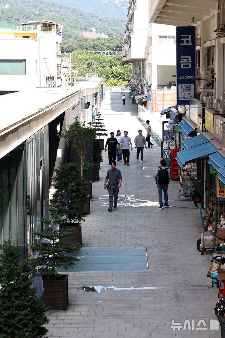 [서울=뉴시스] 김금보 기자 = 3일 서울 종로구 세운상가 공중 보행로에서 시민들이 이동하고 있다. 서울 종로구 세운상가 공중 보행로가 철거된다. 서울시에 따르면 시는 삼풍상가·호텔PJ 구간의 공중 보행로를 철거하는 방안과 관련해 이달 중 주민 공청회를 연다. 세운상가 공중 보행로는 종묘~세운상가~청계·대림상가~삼풍상가·호텔PJ~인현·진양상가까지 7개 상가를 잇는 약 1㎞ 길이 다리 겸 보행로다. 2024.09.03. kgb@newsis.com