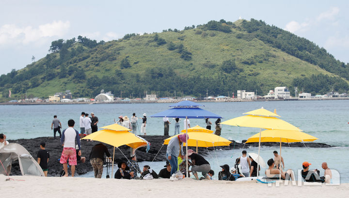 [제주=뉴시스] 우장호 기자 = 9월에도 가시지 않는 더위로 열대야 현상이 발생한 지난 3일 제주시 한림읍 협재해수욕장을 찾은 피서객들이 즐거운 시간을 보내고 있다. 2024.09.03. woo1223@newsis.com