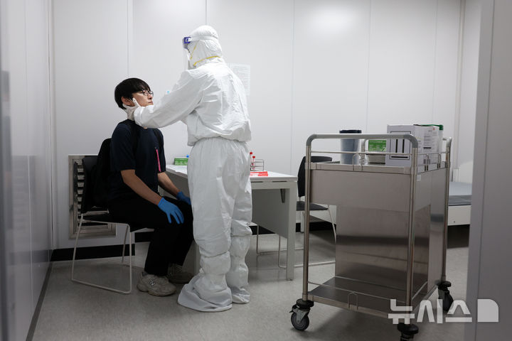 [인천공항=뉴시스] 김선웅 기자 = 국립인천공항검역소 해외감염병신고센터 관계자가 감염병 검사를 진행하고 있다. 2024.09.03. mangusta@newsis.com